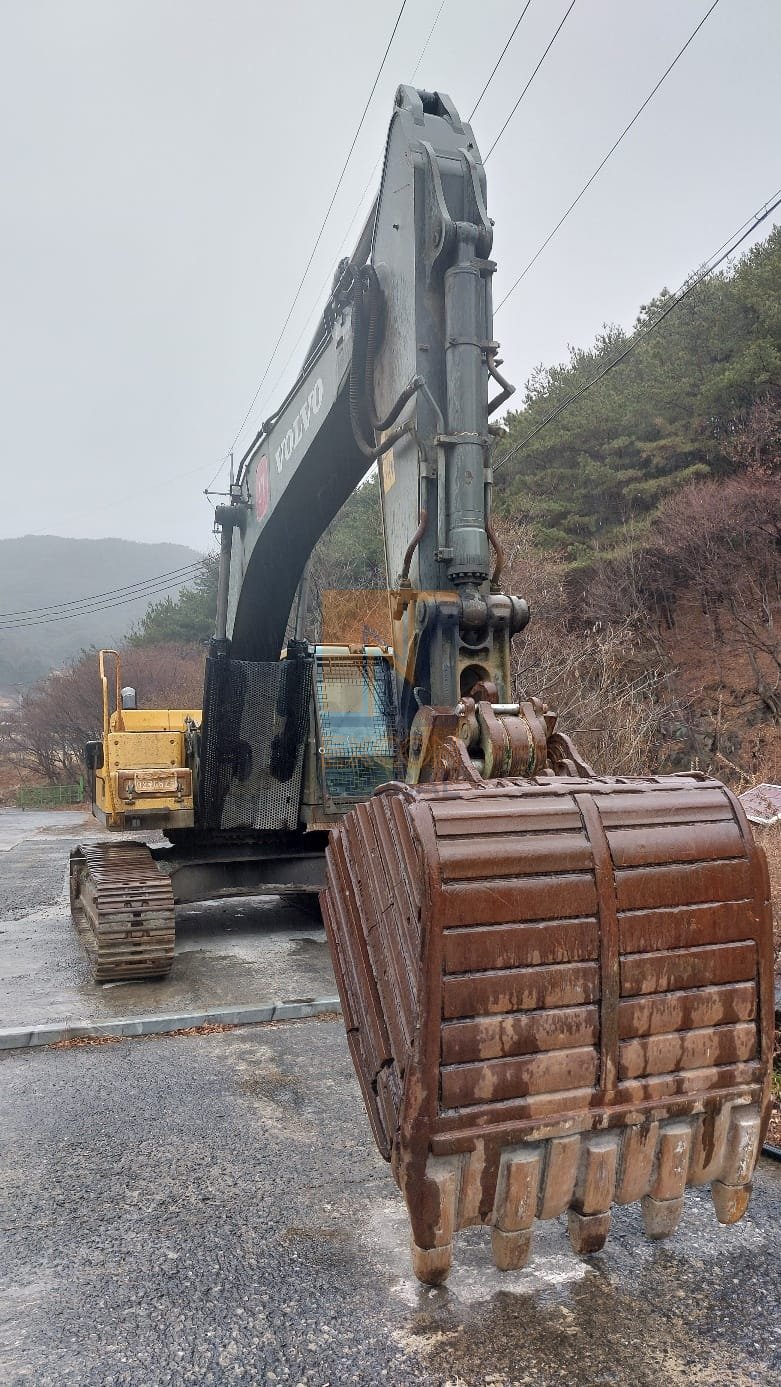 2012 VOLVO EC300D