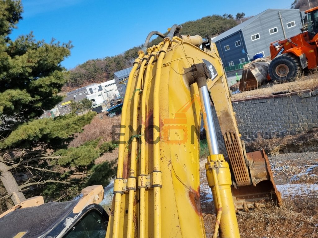 2005 CATERPILLAR 330C